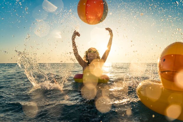 Enfant jouant dans la mer