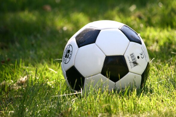 Ballon de football posé sur l’herbe
