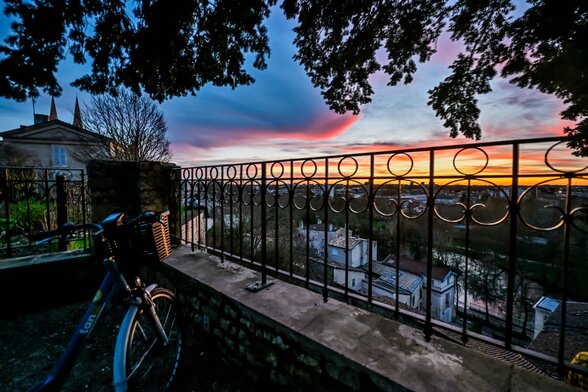 Vue sur les toits de Niort au coucher du soleil, depuis un belvédère