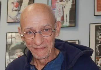 Portrait de Francis Lebarbier, clown et comédien, cofondateur des Matapeste
