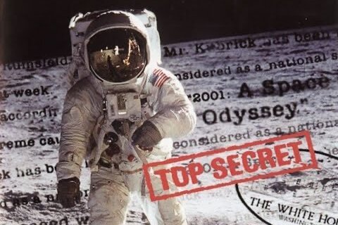 Photomontage : un astronaute sur la Lune barré d’un tampon « Top secret »