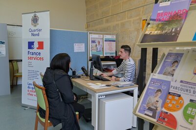 Photo d'un accueil dans une mairie de quartier