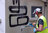 Agent en train d'effacer des tags © B Derbord