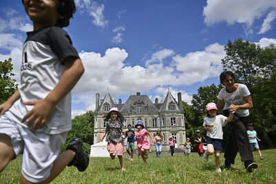 Photo d'enfants devant le château de Chantemerle
