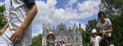 Photo d'enfants devant le château de Chantemerle