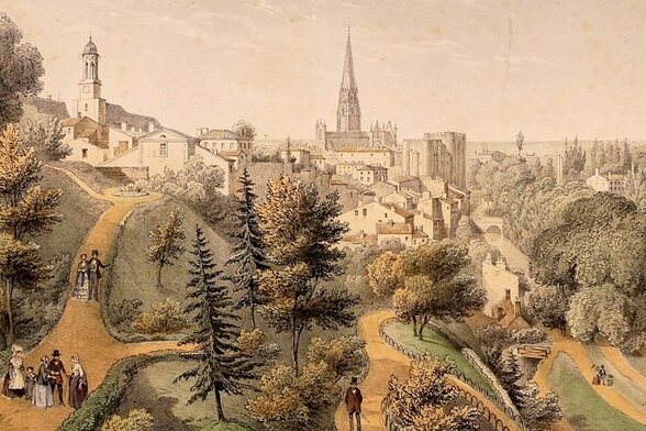 Gravure ancienne : une ville dominée par ses clochers, vue depuis la campagne
