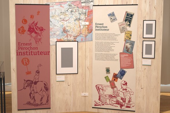 Panneaux de l’exposition Ernest Pérochon, instituteur, avec dessins et documents d’époque